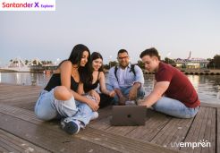 cuatro estudiantes con el puerto de fondo